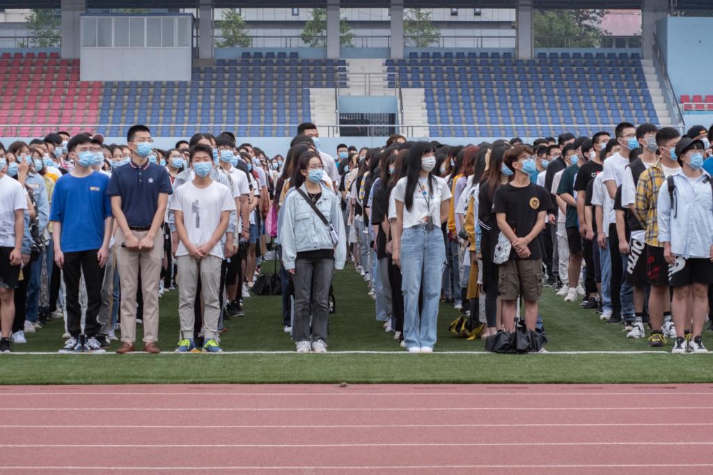 说明: 参加升旗仪式的同学们【学通社记者 徐伟康 摄】