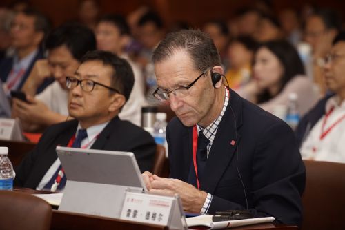 10月3日早华中农业大学国际学术交流中心一楼报告厅中外大学校长论坛 外宾倾听报告  学通社记者 王梓安摄 (3)