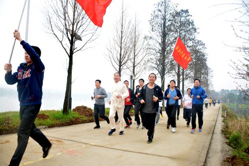 党委书记李忠云与师生共跑-郭育琦