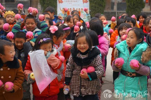 孩子们拿到圣诞礼物幸福的笑容_副本